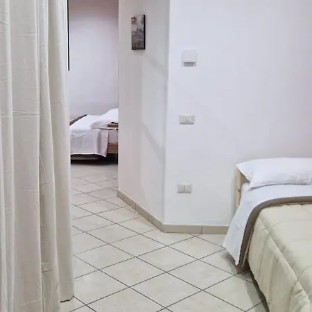 Domus Pisanelli 3* נאפולי